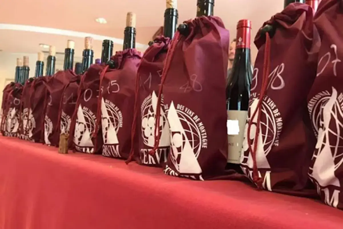 Bottiglie in degustazione Vini eroici: a cantine italiane i tre premi speciali